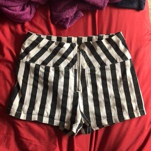 Highwaisted, zip up shorts